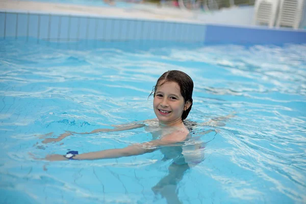 Lilla flickan lär sig att simma i poolen — Stockfoto