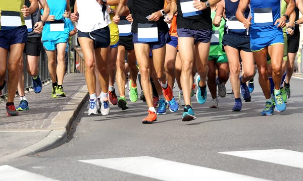 Homens correm a maratona na estrada sem logotipos e marca — Fotografia de Stock