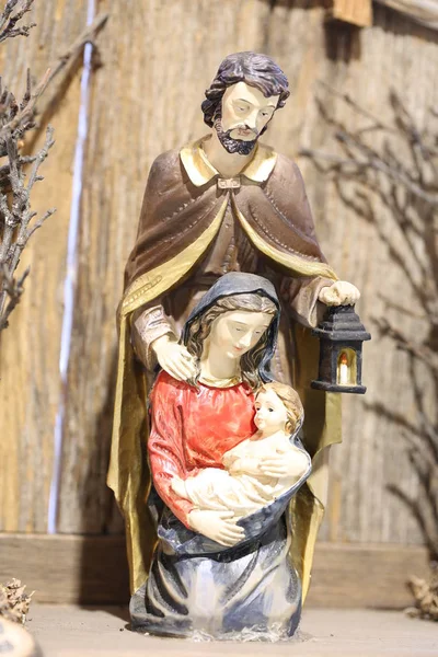 Krippe mit der heiligen Familie und dem Heiligen Josep, der eine l — Stockfoto