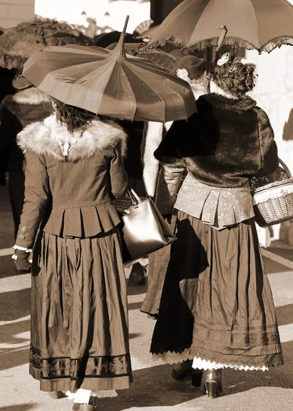 Oude dames gekleed in vintage kleding met sepia effect — Stockfoto