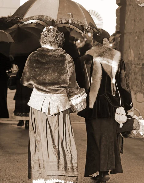 Velhas senhoras vestidas com roupas vintage com efeito sépia — Fotografia de Stock