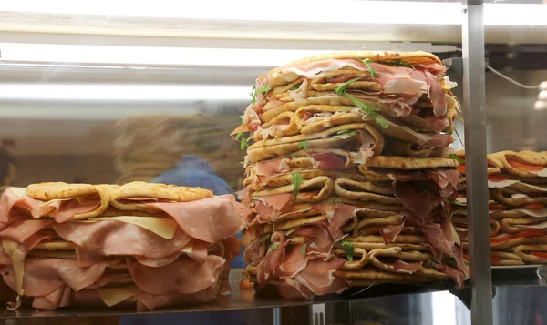Hűtőszekrény, sok-sok úgynevezett Spianata töltött szendvicseket vagy — Stock Fotó