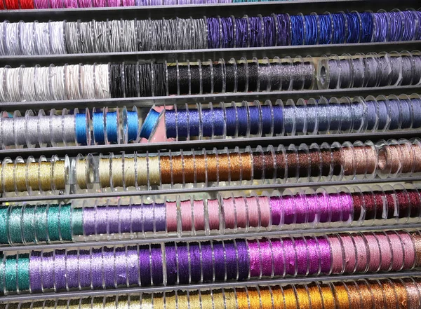 Fita em bobinas para venda em haberdashery — Fotografia de Stock