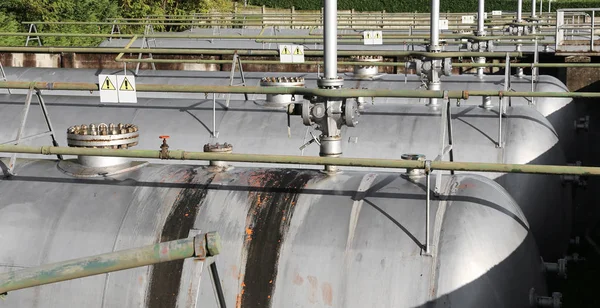 Válvula de cierre por encima del tanque de combustible grande en el área de almacenamiento de —  Fotos de Stock