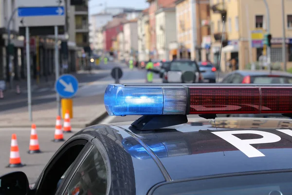 Сирени поліцейського автомобіля на блокпосту в мегаполісі — стокове фото