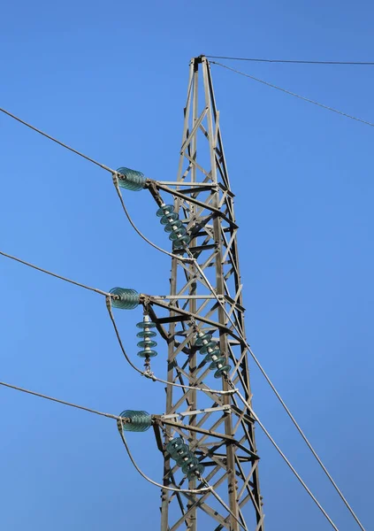 Yüksek voltajlı elektrik kabloları çelik çelik kafes — Stok fotoğraf