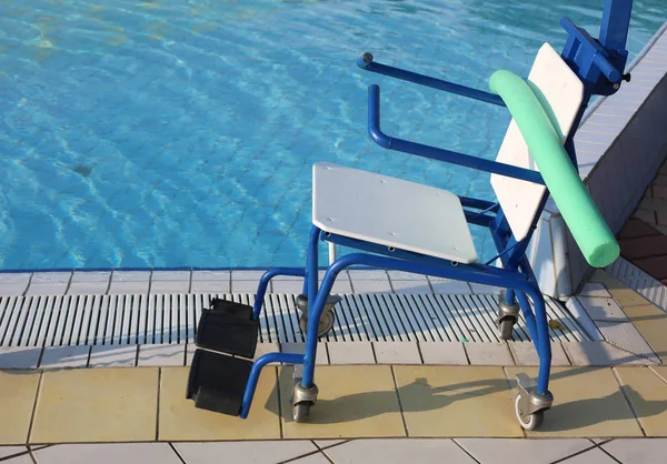 Speciale rolstoel het zwembad invoeren voor rehabilitatie gymnasti — Stockfoto