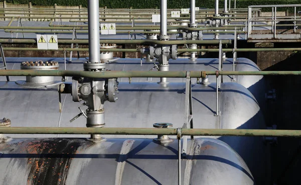 Tanques para almacenar gas natural en la gran planta industrial con —  Fotos de Stock