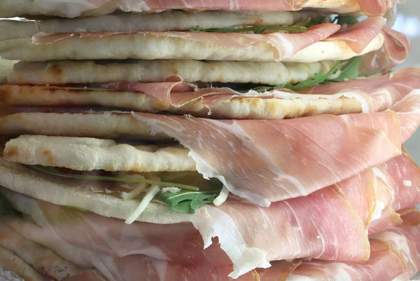 Παραγεμισμένα σάντουιτς που ονομάζεται Spianata ή Piadina στα Ιταλικά με ρα — Φωτογραφία Αρχείου