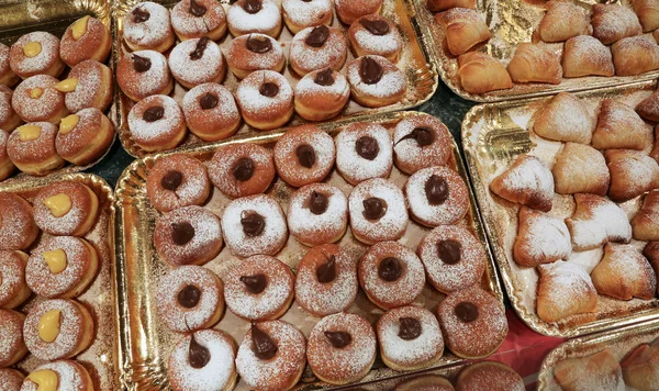 Tatlı krema doldurulmuş donut Pastanedeki Satılık — Stok fotoğraf