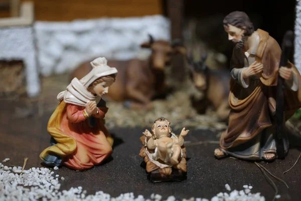 Traditionele kerststal met de Heilige familie en de baby Jes — Stockfoto