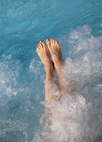 Женщина в спа-бассейн во время терапевтического сеанса гидромассажа — стоковое фото