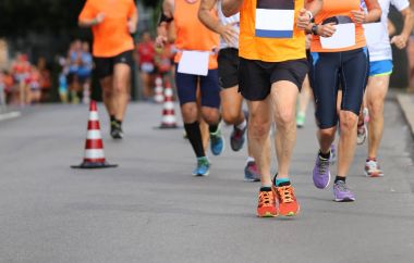 logolar olmadan şehir yolda maratona sporcular