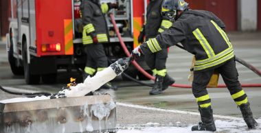 Firefighter eğitim ve köpük ve kamyon ile yangın söndürme 