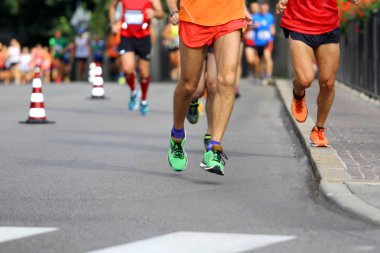 Runner döşeli sokaklarda yarış sırasında