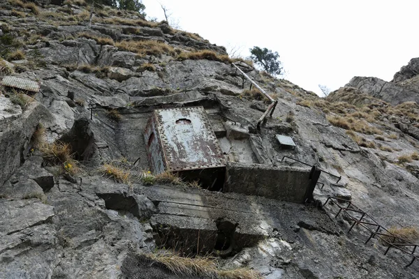 Dağ taş üzerinde tünemiş antik ı. Dünya Savaşı sığınak — Stok fotoğraf