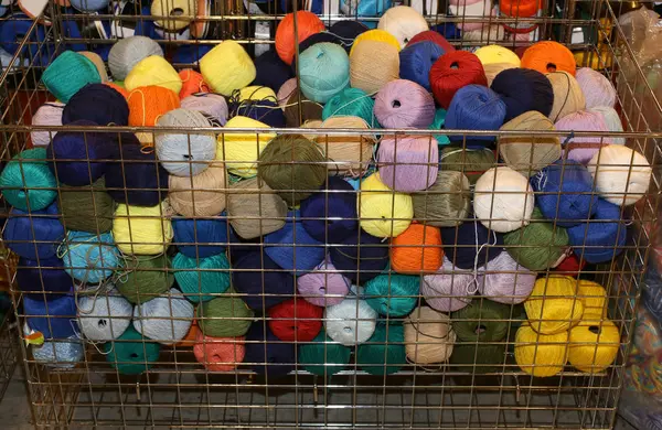 Cesta llena de hilos de lana para la venta al por mayor de mercería — Foto de Stock