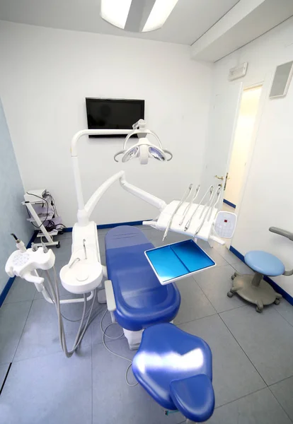 Clínica odontológica com cadeira especial e equipamentos de cuidados dentários — Fotografia de Stock
