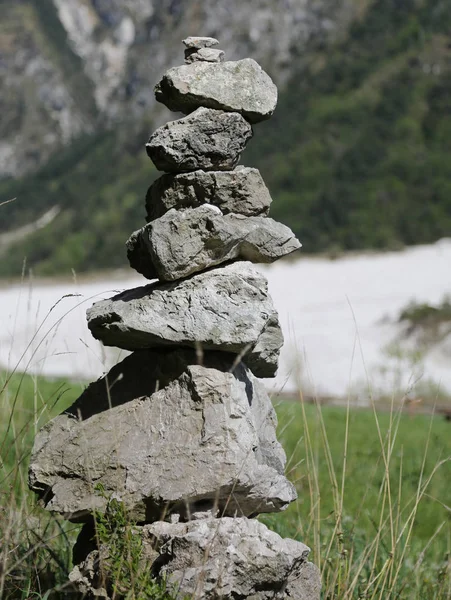 Pilha de pedras para simbolizar uma oração nas montanhas — Fotografia de Stock