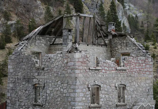 Ruined old house without roof with falling walls in the mountain — Stock Photo, Image