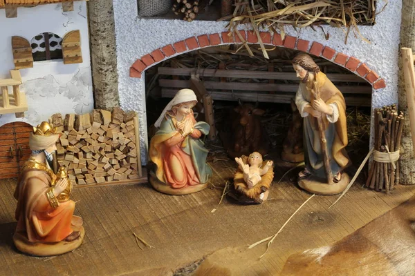 Presepe tradizionale con la Sacra Famiglia e il bambino Jes — Foto Stock