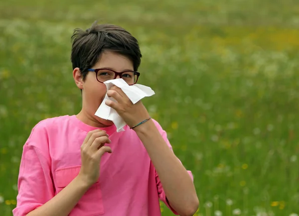 Jongen met allergie blaast zijn neus — Stockfoto