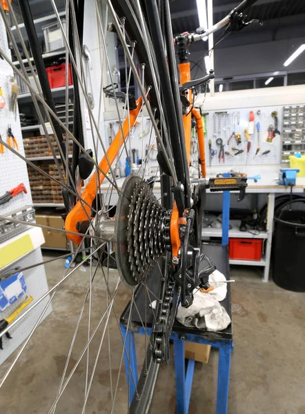 Detalhe da transmissão da bicicleta laranja quebrada — Fotografia de Stock