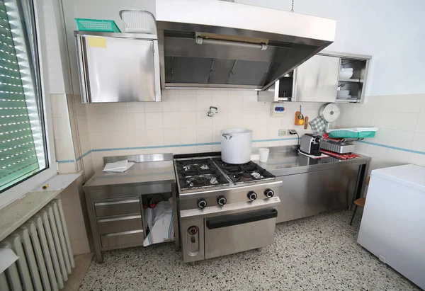 業務用厨房ステンレス鋼のオーブン、大きな鍋 — ストック写真