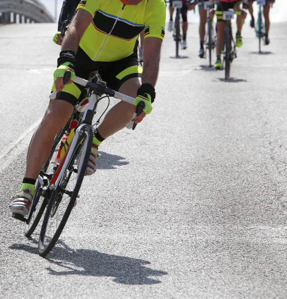 Cyklista vede z kopce během cyklistický závod — Stock fotografie