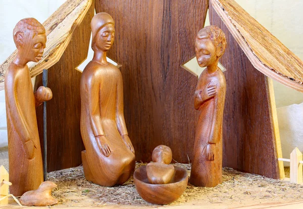 El pesebre del Congo con la Sagrada Familia tallada en madera de estilo africano —  Fotos de Stock