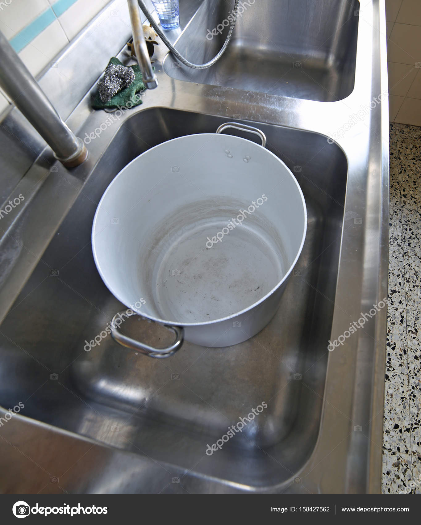 Pia Industrial Grande De Um Restaurante Para Lavar Panelas Com Um La Pia Industrial Grande De Um Restaurante Para Lavar Panelas Com Um La