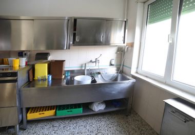 Büyük endüstriyel lavabo bir restoranın çamaşır tencere için