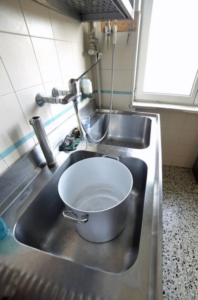 Tencere yıkamak için bir restoranın endüstriyel lavabo — Stok fotoğraf