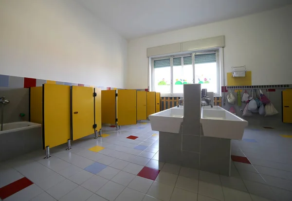 Dentro de un cuarto de baño en hte escuela — Foto de Stock