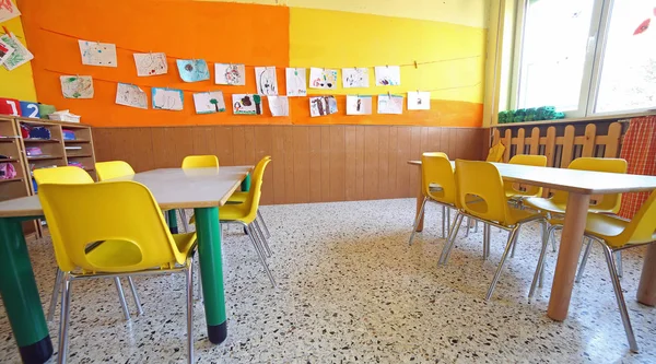 bir sınıf okul içinde