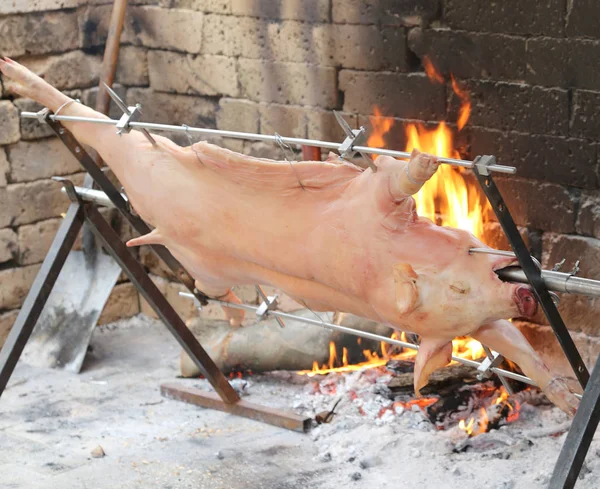 Pork cooked on the skewer with great fire — Stock Photo, Image