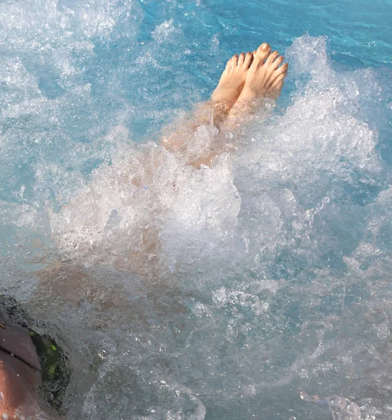 スパと裸の足のジェットバスのプールの女性 — ストック写真