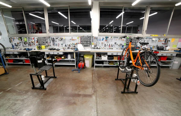 Bancada com muitas ferramentas dentro de uma oficina mecânica especializada — Fotografia de Stock