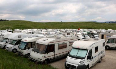 Asiago, VI, İtalya - 27 Mayıs 2017: Birçok kamp araçlarda p