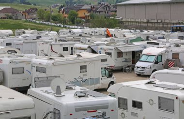 Asiago, VI, İtalya - 27 Mayıs 2017: karavan park yerinde 