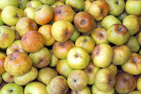 Zelený bio jablka na prodej na Ovocném trhu — Stock fotografie