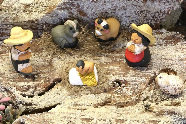 Мексиканская рождественская сцена со святой семьей в южноамериканском стиле — стоковое фото