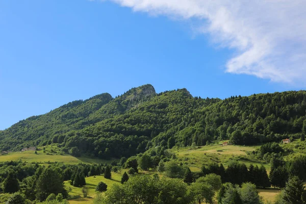 Korkea vuori nimeltä Spitz Mount lähellä pieni kylä Tonezza i — kuvapankkivalokuva