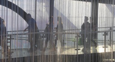 insanlar geri havaalanının içinde yürüyüş