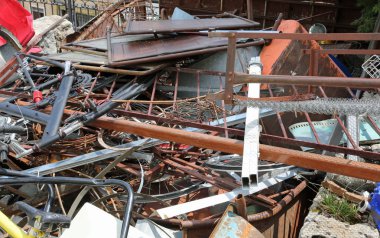 demir çelik mater kurtarır yeniden işleyip kullanı bir çöplükte paslı nesneleri