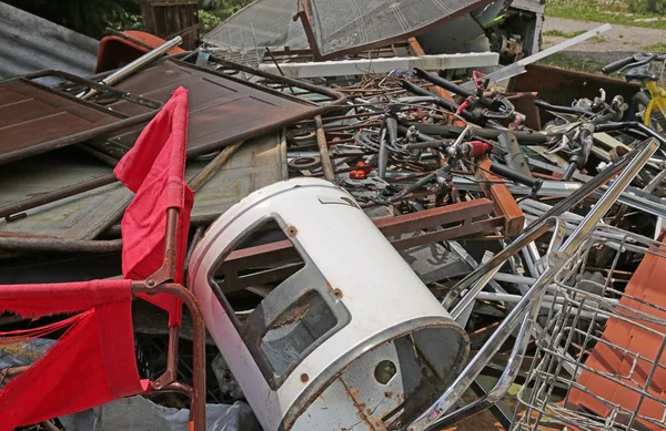 Dumpa av järnhaltiga material i återvinnare för insamling av — Stockfoto