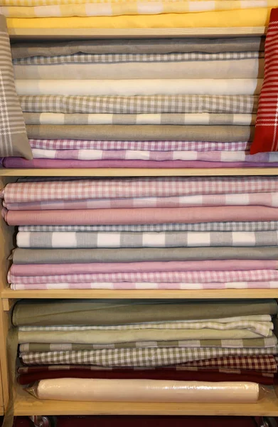 Muchas telas para la venta en el estante lleno de mercería — Foto de Stock