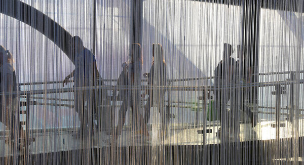 люди возвращаются в аэропорт
