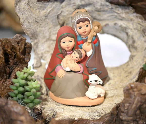 Peruvian nativity scene with the Holy Family in painted pottery — Stock Photo, Image