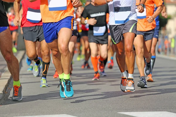 Löpare under maratonloppet på vägen — Stockfoto